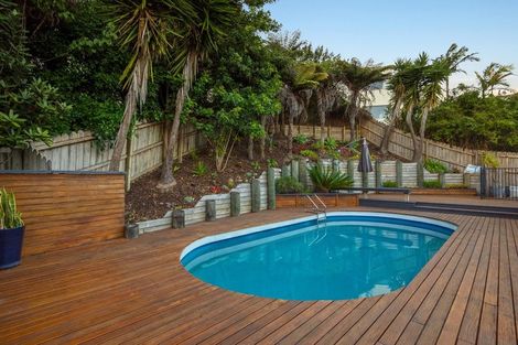 Photo of property in 18 Greenleaf Way, Northcross, Auckland, 0630