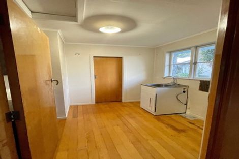 Photo of property in 13 Buscomb Avenue, Henderson, Auckland, 0610