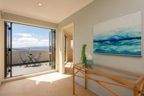 Photo of property in 42 Dress Circle, Newlands, Wellington, 6037