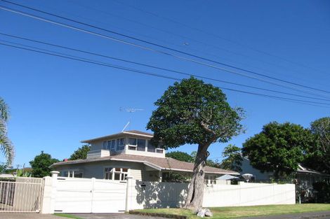Photo of property in 13 Ocean View Road, Milford, Auckland, 0620