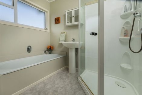 Photo of property in 26 Lyndhurst Road, Te Atatu South, Auckland, 0610