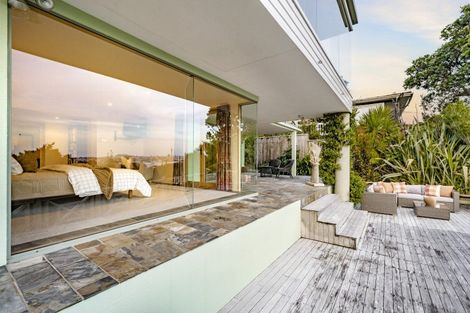 Photo of property in 30 Fairfax Avenue, Northcote, Auckland, 0627