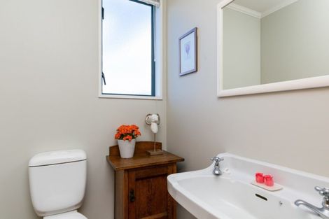 Photo of property in 46 Apuka Street, Brooklyn, Wellington, 6021