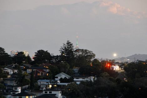 Photo of property in 2/16 Kupari Place, Totara Vale, Auckland, 0629