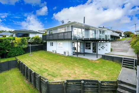 Photo of property in 2/33 Hyde Road, Rothesay Bay, Auckland, 0630