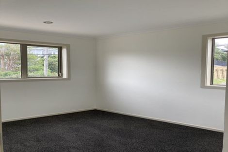 Photo of property in 4 Miles Crescent, Newlands, Wellington, 6037