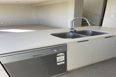 Photo of property in 18 Mulroy Place, Pinehill, Auckland, 0632