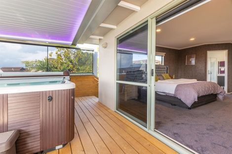 Photo of property in 6 Hogarth Rise, West Harbour, Auckland, 0618