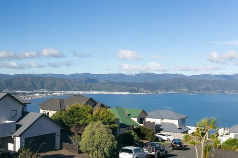 Photo of property in 8 Bennett Grove, Newlands, Wellington, 6037