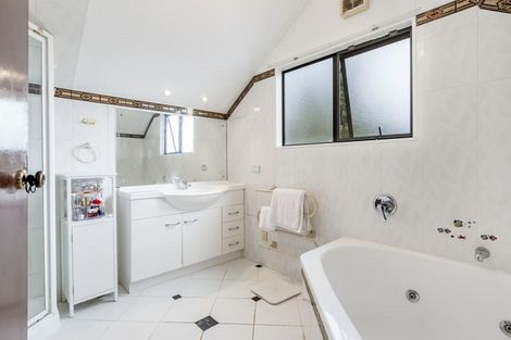 Photo of property in 20 Unsworth Drive, Unsworth Heights, Auckland, 0632