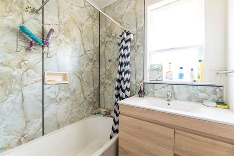 Photo of property in 17 Chilcott Road, Henderson, Auckland, 0612