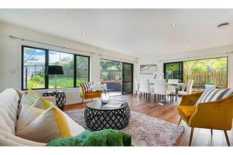 Photo of property in 17a Atkinson Road, Titirangi, Auckland, 0604