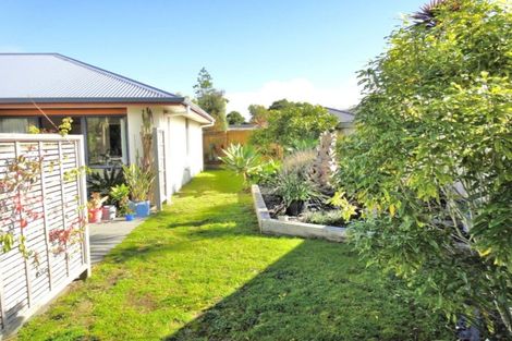 Photo of property in 6 Resolution Place, One Tree Point, 0118