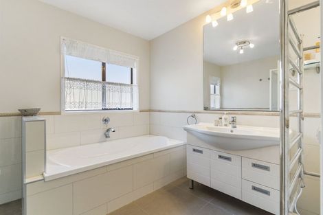 Photo of property in 93 Garfield Road, Helensville, 0800