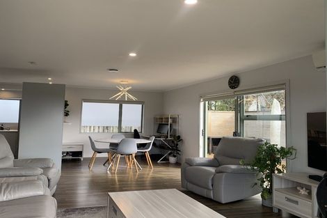 Photo of property in 2/34 Elizabeth Drive, West Harbour, Auckland, 0618