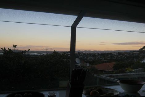 Photo of property in 2/152a Mokoia Road, Chatswood, Auckland, 0626