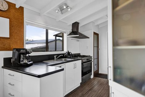 Photo of property in 10 Kamahi Avenue, Hawera, 4610