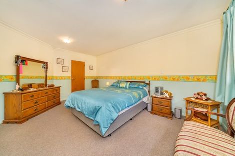 Photo of property in 61 Blue Mountains Road, Pinehaven, Upper Hutt, 5019