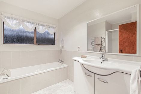 Photo of property in 12 Valerie Crescent, Okura, Albany, 0792