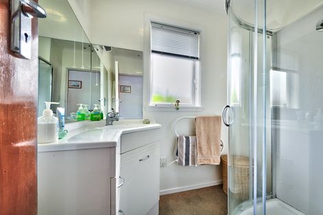 Photo of property in 1/9 Vardon Road, Green Bay, Auckland, 0604