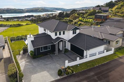 Photo of property in 7 Manapouri Lane, Aotea, Porirua, 5024