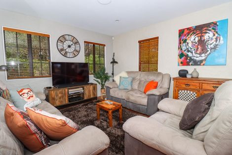 Photo of property in 16 La Lena Grove, Fitzherbert, Palmerston North, 4410