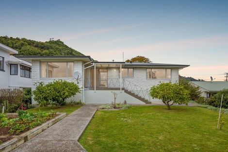 Photo of property in 23 Broadway, Picton, 7220