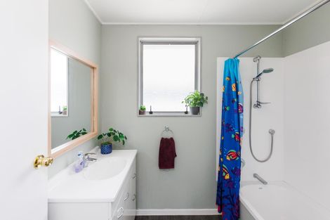 Photo of property in 28 Escort Grove, Awapuni, Palmerston North, 4412