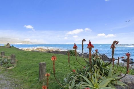 Photo of property in 81 Breaker Bay Road, Breaker Bay, Wellington, 6022