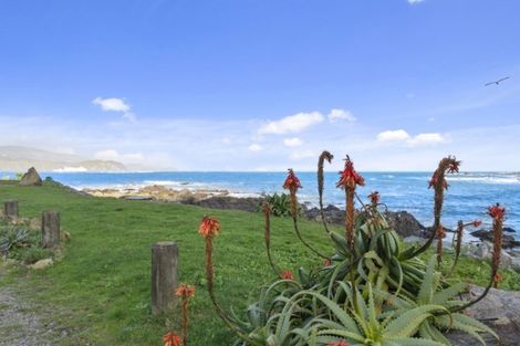 Photo of property in 81 Breaker Bay Road, Breaker Bay, Wellington, 6022