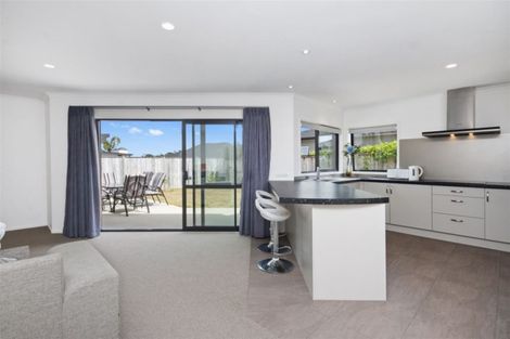 Photo of property in 14 Tongeren Square, Karaka, Papakura, 2113