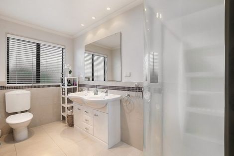 Photo of property in 2 Ellivani Rise, Pukekohe, 2120