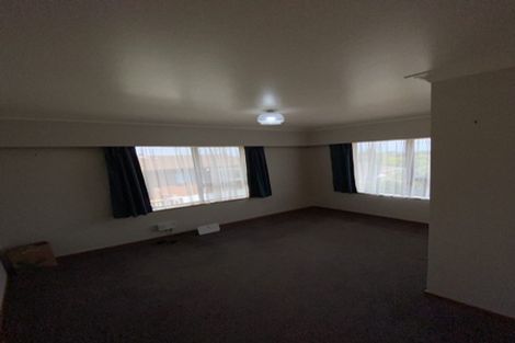 Photo of property in 1 Kingsclere Place, Goodwood Heights, Auckland, 2105