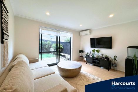 Photo of property in 8 Wharara Lane, Massey, Auckland, 0614