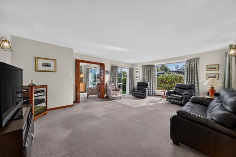 Photo of property in 73 Crofton Road, Harewood, Christchurch, 8051