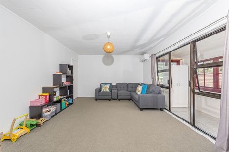 Photo of property in 3/23 Luckens Road, West Harbour, Auckland, 0618