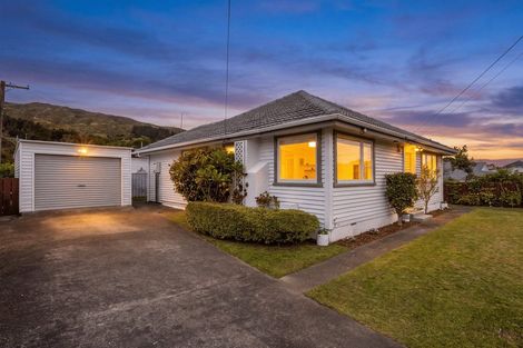 Photo of property in 28 Coates Street, Tawa, Wellington, 5028