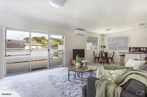 Photo of property in 1/20 Lambrown Drive, Totara Vale, Auckland, 0629