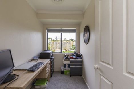 Photo of property in 24 Greenwood Place, Fitzherbert, Palmerston North, 4410