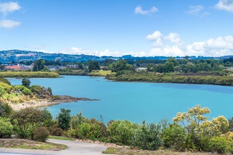 Photo of property in 33 Taipahitini Road, Rosehill, 2113