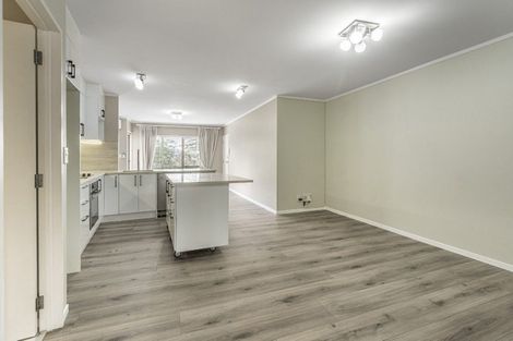 Photo of property in The Haven, 4/120 Beach Haven Road, Beach Haven, Auckland, 0626