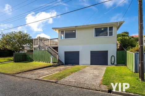 Photo of property in 22 Longcroft Terrace, Newlands, Wellington, 6037