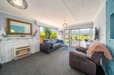 Photo of property in 11 Bogle Grove, Stokes Valley, Lower Hutt, 5019