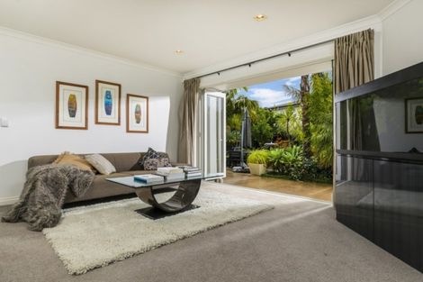 Photo of property in 2 Oscar Road, Greenhithe, Auckland, 0632