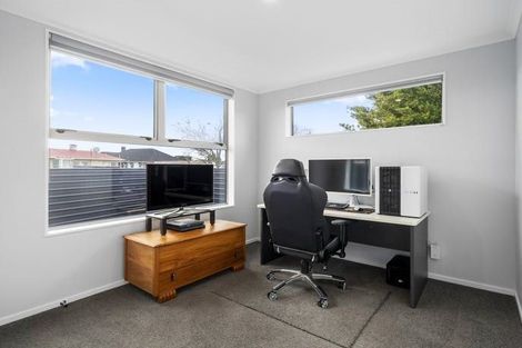 Photo of property in 58 Exeter Crescent, Takaro, Palmerston North, 4412