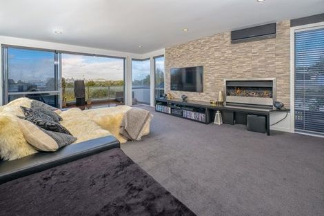 Photo of property in 100 Lake Road, Northcote, Auckland, 0627