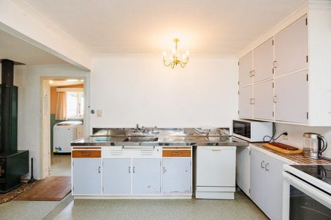 Photo of property in 30 Ngahina Street, Marton, 4710