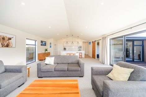 Photo of property in 48 Vaucluse Heights, Fitzherbert, Palmerston North, 4410