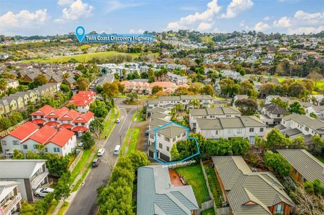 Photo of property in 3/6 Nimstedt Avenue, Oteha, Auckland, 0632