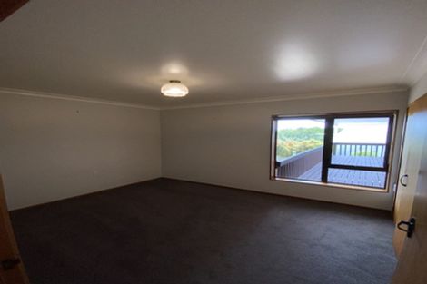 Photo of property in 1 Kingsclere Place, Goodwood Heights, Auckland, 2105